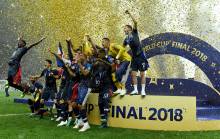 Le moment que l'on attendait tous hier soir, la remise de la Coupe du Monde aux joueurs de l'équipe de France et au capitaine Hugo Lloris © Fédération Française de Football