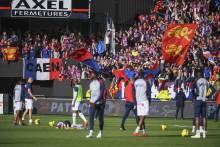 Les joueurs du Stade Malherbe Caen à l'échauffement devant près de 1 000 supporters présents à Guingamp