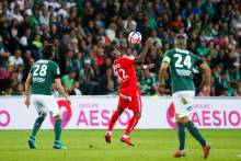 Claudio Beauvue surveillé par Neven Subotic et Loic Perrin lors du match aller à Geoffroy-Guichard