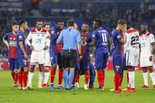L'incompréhension des joueurs du Stade Malherbe Caen au moment de l'expulsion d'Alexander Djiku après une faute sur Menphis Depay 