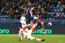 Enzo Crivelli et Damien Da Silva au duel lors du match aller sur la pelouse du Stade Michel d'Ornano