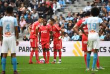 Stef Peeters, Claudio Beauvue te Fayçal Fajr en discussion pour savoir qui va frapper un coup-franc bien placé en début de seconde période