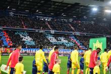 L'entrée des deux équipes hiers soir sur la pelouse de d'Ornano devant le tifo du MNK96 en hommage à Émiliano Sala