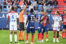 Johan Hamel arbitre de la rencontre face à l'Olympique Lyonnais au moment d'exclure Baïssama Sankoh pour son mauvais geste sur Rafael