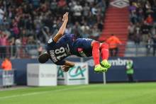 La célébration reste la même pour Yacine Bammou, l'attaquant du Stade Malherbe a réalisé son célèbre salto après l'ouverture du score avant de rejoindre le banc de touche pour fêter le but avec le reste de l'effectif