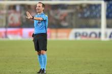 Alors qu'il arbitrait jusqu'à présent en Domino's Ligue 2 depuis 2010, Florent Batta effectue sa première saison en Ligue 1 Conforama 