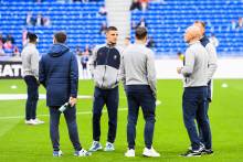 Les joueurs et le staff du Stade Malherbe Caen sur la pelouse du Groupama Stadium avant d'affronter l'OL samedi soir