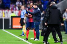 Fabien Mercadal donne ses consignes à Emmanuel Imorou samedi soir face à l'OL au Groupama Stadium