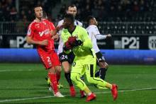 Brice Samba a réalisé un arrêt décisif en première période face à Bahoken après un centre de Capelle