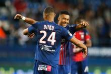 L'accolade plein de joie entre Yoël Armougom et Alexander Djiku après la victoire face aux joueurs de l'Amiens SC