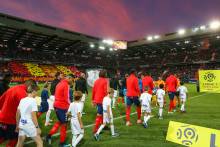 L'entrée des deux équipes sur la pelouse de d'Ornano avec le beau ciel rouge et bleu ainsi que le tifo réalisé par le MNK96