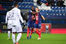 Saïf-Eddine Khaoui félicité par Ismaël Diomandé à inscrit 2 de ses 4 buts au mois de décembre