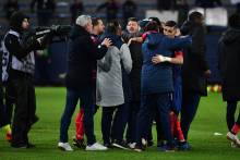 La joie du staff caennais et de Fayçal Fajr après le penalty décisif inscrit par le capitaine "rouge et bleu"
