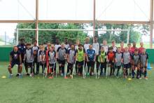 Les U15 du Stade Malherbe et Jeff Peron prennent la pose aux cotés de Saliou Sall et Nabil Labhilil