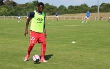Pape Sané lors de l'échauffement avant l'opposition face à l'US Concarneau. L'attaquant aura effectué l'intégralité de la préparation avec le Stade Malherbe avant de rejoindre l'AS Nancy-Lorraine