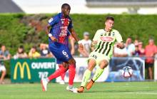 Prince Oniangué ici au duel avec Baptiste Santamaria a mis beaucoup d'impact dès le début de la rencontre face au Angers SCO avec qui il évoluait la saison dernière