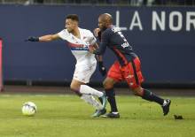 Baïssama Sakoh au duel la saison dernière avec Marçal lors de la réception de l'Olympique Lyonnais à d'Ornano