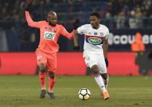 Baisama Sankoh au duel avec Kenny Tété la saison dernière lors de 1/4 de la Coupe de France face à l'OL, à d'Ornano