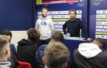 Matthieu Pécot (à gauche), rédacteur en chef de SoFoot.com était présent pour animer la séance de Média Training du centre de formation
