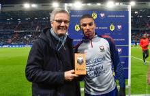 Christophe Künkel a remis le trophée du joueur du mois à Alexander Djiku avant la rencontre face au Nîmes Olympique