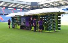 Le "tuftage" sur la pelouse du Stade Michel d'Ornano a débuté mardi matin, une dernière étape qui va se dérouler jour et nuit pendant près d'une semaine. 