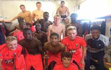 La joie des U17 Nationaux après la victoire sur le terrain de l'USL Dunkerque en ouverture du championnat hier après-midi