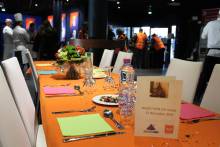 Plus de 130 personnes ont pu bénéficier du déjeuner de Noël de la Banque Alimentaire des un des salons du stade d'Ornano