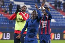 Les joueurs du Stade Malherbe Caen ont longtemps fêté la victoire avec leurs supporters après la rencontre