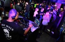 Un DJ sera présent à partir de 23h30 pour animer la suite de la soirée brésilienne au salon des légendes