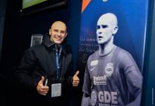 Benjamin Nivet a pu signer son tableau présent au salon des légendes du stade Michel d'Ornano