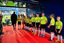 Les jeunes de Port-en-Bessin avant de rentrer avec les joueurs sur la pelouse du stade Michel d'Ornano