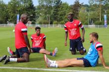Les défenseurs du Stade Malherbe Caen en séance d'étirements après la séance matinale à Deauville