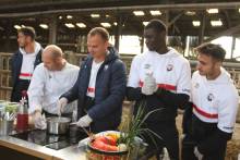 Anthony Weber, Brice Tutu, Azzeddine Toufiqui, Jessy Pi et Erwin Zelazny ont pu effectuer une recette avec des produits Isigny Ste-Mère aux côtés du chef Anthony Caillot