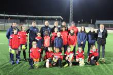 Les gardiens et gardiennes de l'école de football ont reçu une dotation de gants pour le reste de la saison hier soir
