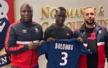 Diabe Bolumbu aux côtés des Djibi Diao (responsable recrutement de la formation) et Jamel Allahoum (recruteur pour le centre de formation)