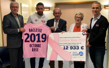 Les représentants du centre François Baclesse, M. Jean-Luc Hamon, le Professeur Marc-André Mahé et le Docteur Christelle Lecy en présence d'Arnaud Tanguy et d'Anthony Gonçalves