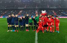 Les équipes de Gacé et de l'AG Caen aux côtés de Vik' lors du challenge de la mi-temps face à Ajaccio