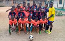 Les jeunes Togolais prennent la pose avec les maillots du stade Malherbe Caen reçu il y a quelques semaines