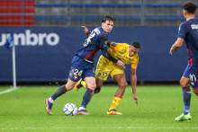 Hugo Vandermersch et les défenseurs du Stade Malherbe ont vécu une soirée compliquée face au FC Sochaux