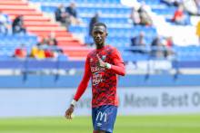 Jason Ngouabi portait le brassard de capitaine avec l'Équipe de France U18 face à Valenciennes