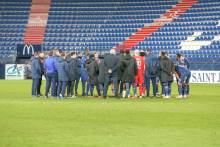 Olivier Pickeu a réuni les joueurs du Stade Malherbe Caen hier après le revers face au Havre AC (0-2)