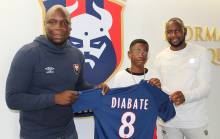 Boubacar Diabaté aux côtés de Djibi Diao et de son père lors de la visite du centre de formation