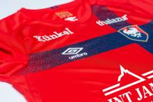 En rupture de stock depuis quelques semaines, le maillot extérieur du Stade Malherbe est de nouveau disponible