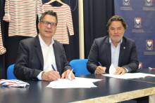 Fabrice Clément aux côtés de Luc Lenésécal (PDG de Saint James) lors de la signature du contrat ce vendredi 