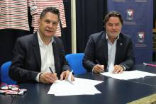 Fabrice Clément aux côtés de Luc Lenésécal (PDG de Saint James) lors de la signature du contrat ce vendredi 