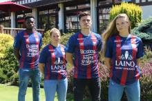 Les joueurs et joueuses du Stade Malherbe Caen avec le nouveau maillot domicile des "rouge et bleu"