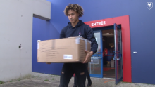 Alexis Beka Beka et Jonathan Rivierez ont rempli une voiture du club pour envoyer de nombreux cadeaux vers des associations et le CHU de Caen